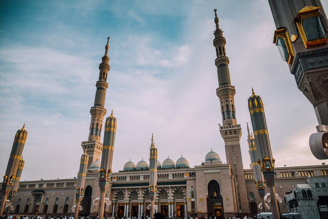 Masjid Baiturrahman Semarang. Foto hanya ilustrasi, bukan tempat sebenarnya. Sumber: unsplash.com/Yasmine Arfaoui.