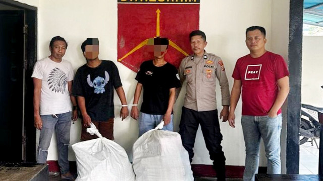 Dua karyawan jasa pengiriman barang di Manado ditangkap polisi karena mencuri ratusan paket toko online Shopee. (foto: humas polresta manado)