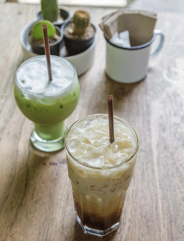 Ilustrasi Minuman Berpemanis (Sumber: https://www.freepik.com/free-photo/iced-coffee-iced-green-tea_1271465.htm#fromView=search&page=1&position=41&uuid=96c590e9-ce13-42a2-ba03-89eac8241b6f&query=minuman+manis)