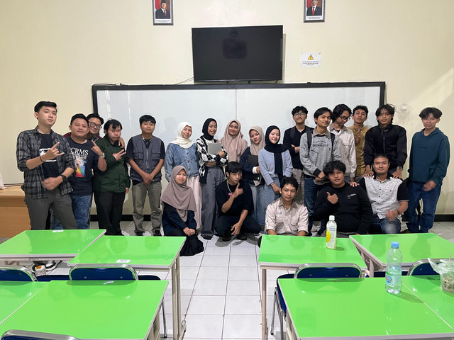 Mahasiswa ITG berfoto bersama usai mengikuti edukasi keamanan siber.