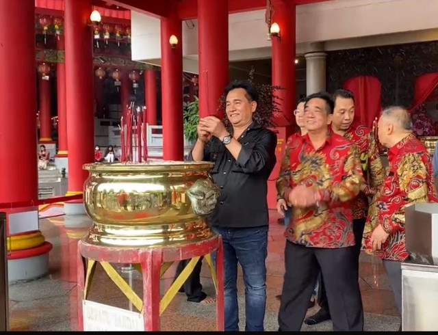 Menteri Koordinator Bidang Hukum, HAM, Imigrasi, dan Pemasyarakatan, Yusril Ihza Mahendra dalam perayaan tahun baru Imlek di Klenteng Sam Poo Kong Semarang. Foto: Dok Istimewa