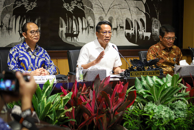 Konferensi Pers Menteri Hukum RI, Supratman Andi Agtas tentang kewarganegaraan tersangka kasus korupsi E-KTP, Paulus Tannos di Kemenkum, Jakarta pada Rabu (29/1). Foto: Iqbal Firdaus/kumparan