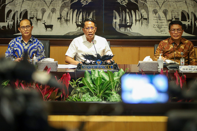 Konferensi Pers Menteri Hukum RI, Supratman Andi Agtas tentang kewarganegaraan tersangka kasus korupsi E-KTP, Paulus Tannos di Kemenkum, Jakarta pada Rabu (29/1). Foto: Iqbal Firdaus/kumparan