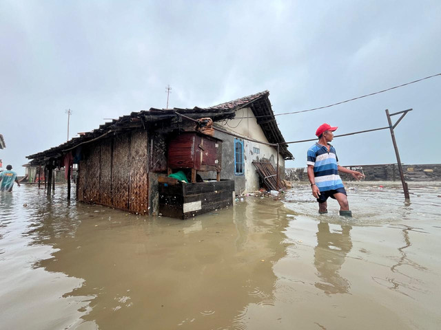 Salah satu rumah yang terdampak banjir rob akibat tembok penahan ombak jempol di Blok Kibuyut, Desa Eretan Kulon, Kecamatan Kandanghaur, Kabupaten Indramayu. (29/1/2025). Foto: Dok. kumparan