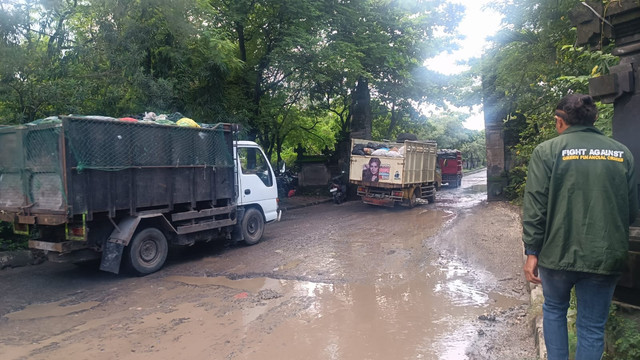 Suasana puluhan truk antre buang sampah ke TPA Suwung, Kota Denpasar, Bali, Rabu (29/1). Foto: Denita BR Matondang/kumparan