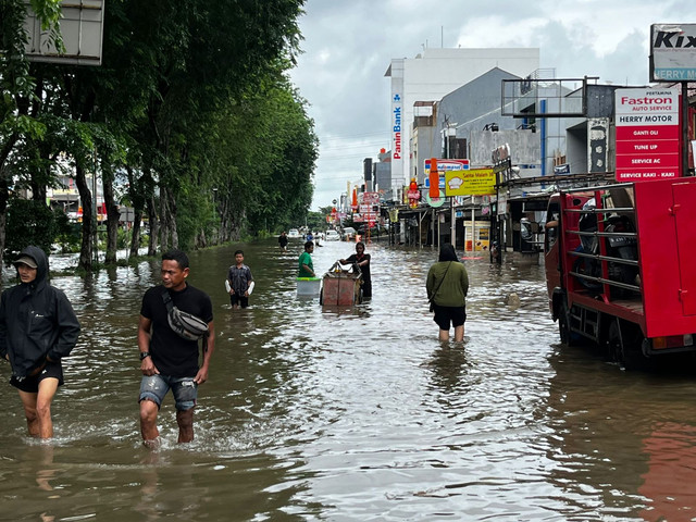 Suasana Banjir di Jalan Hibrida, Kelapa Gading, Jakarta Utara, Rabu (29/1). Foto: Rayyan Farhansyah/kumparan