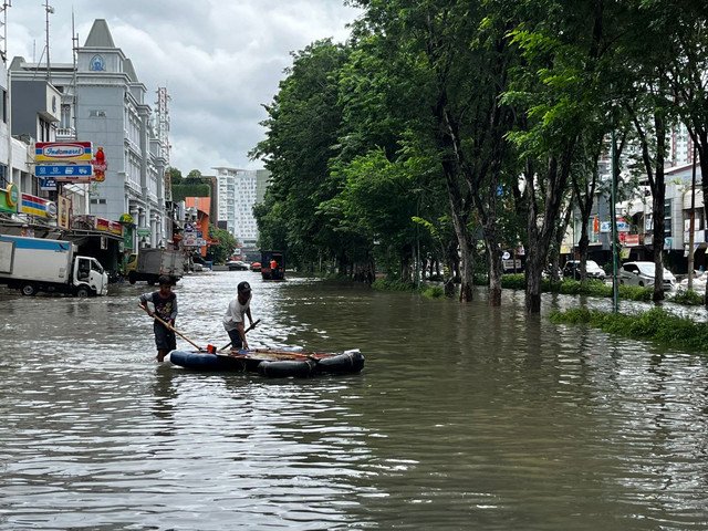 Suasana Banjir di Jalan Hibrida, Kelapa Gading, Jakarta Utara, Rabu (29/1). Foto: Rayyan Farhansyah/kumparan