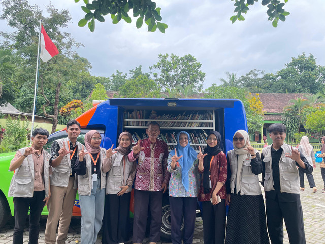 Foto bersama Petugas Perpustakaan Keliling Kabupaten Malang. Sumber: Dokumentasi Pribadi.