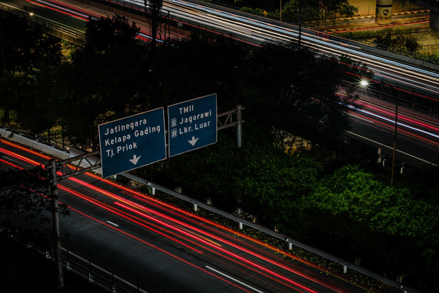 Tarif Tol Dalam Kota Jakarta. Foto ruas tol di Jakarta. Sumber: Unsplash/Fadhila Nurhakim.