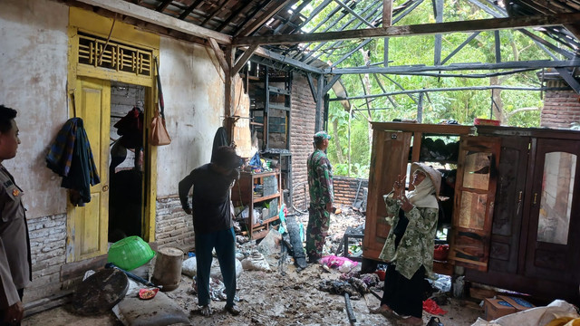 Kebakaran rumah di Dusun Kukur, Desa Genjor, Kecamatan Sugihwaras, Kabupaten Bojonegoro, Jawa Timur. Rabu (29/01/2025) (Aset: Istimewa)