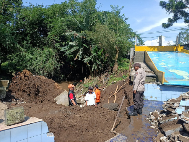 Longsor menerjang kolam renang Kalimeri di Dusun Sidomulyo, Desa Sempalwadak, Kecamatan Bululawang, Kabupaten Malang. Foto: Dok. BPBD Kabupaten Malang