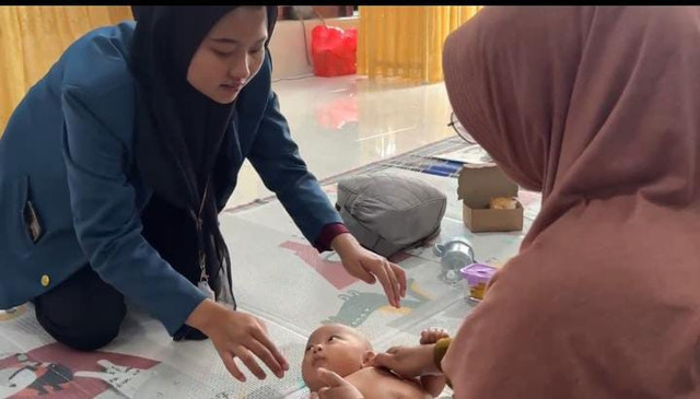 Praktik secara Langsung Pemijatan Bayi