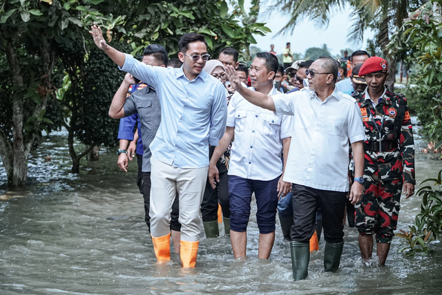 Menko Pangan Zulkifli Hasan terjun langsung tinjau banjir di Lampung, Rabu (29/1). Foto: Dok. Istimewa