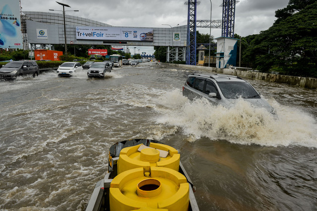 Sejumlah kendaraan melintas saat banjir di Jalan Tol Sedyatmo, Kota Tangerang, Banten, Rabu (29/1/2025). Foto: ANTARA FOTO/Putra M. Akbar