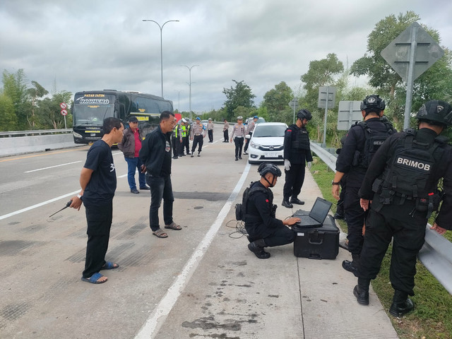 Benda mencurigakan diduga bahan peledak ditemukan di Simpang Empat Dumpil arah Pintu Masuk Tol Madiun, Jawa Timur, Rabu (29/1/2025).
 Foto: Dok. Istimewa