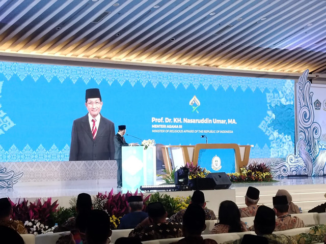 Menteri Agama Republik Indonesia Nazaruddin Umar dalam acara pembukaan Musabaqah Tilawatil Qur'an (MTQ) Tingkat Internasional Indonesia IV tahun 2025 dengan tema "Al-Qur'an, Environment, and Humanity for Global Harmony" di Hotel Grand Sahid Jaya. Foto: Zamachsyari/kumparan