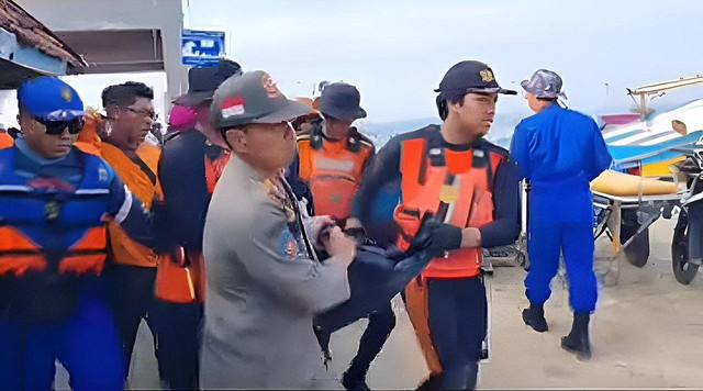 Saat Tim SAR Gunungkidul mengevakuasi satu jenazah yang hilang di Pantai Drini, Rabu (29/1/2025)(Foto. Istimewa)