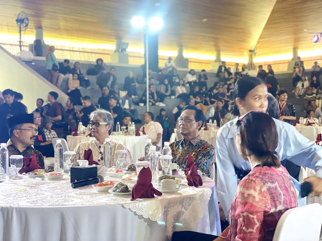 Para tokoh saat hadir dalam simposium 'Arkipelagis: Refleksi Kebudayaan’ di GIK UGM, Selasa (28/1). Foto: Resti Damayanti/Pandangan Jogja