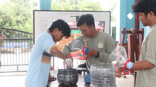 Penyampaian materi sekaligus praktik pembuatan kompos bersama warga