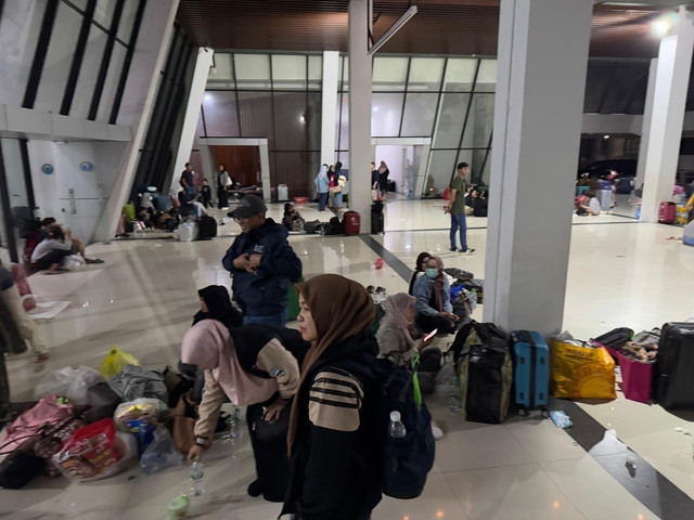 Pelintas negara yang terjebak di PLBN Entikong karena banjir. Foto: Dok. Istimewa