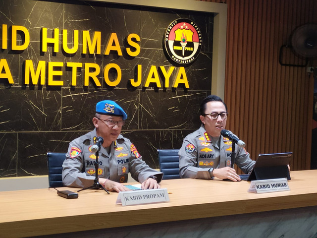 Kabid Humas Polda Metro Jaya Kombes Ade Ary Syam Indradi (kanan) dan Kabid Propam Polda Metro Jaya Kombes Radjo A. Harahap (kiri). Foto: Rachmadi Rasyad/kumparan