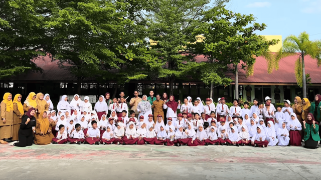 Foto Bersama Siswa/I SD Kartika 1-12 Padang, Sumber: Dokumentasi Pribadi.