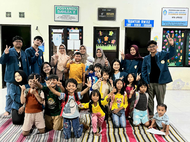 Foto bersama para peserta Sinau Bareng, yaitu anak-anak RW 02 Kelurahan Bringin dan tenaga pengajar. Sumber: Dokumentasi Pribadi.