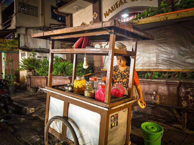 Dengan gerobak sederhana, Yani anak Almarhumah Mbah Payem sedang membuat Wedang Ronde. Foto : Dok. Pribadi