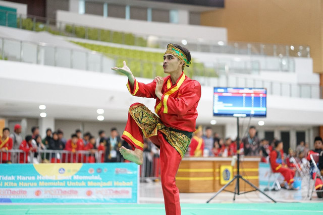 Atlet kategori seni, Ilham Syafiq Kurniawan dari Kontingen UMS saat tampil Turnamen Nasional I Tapak Suci UMS. Dok Humas UMS