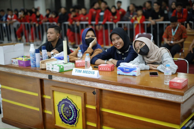 Tim medis siap siaga saat turnamen nasional tapak suci UMS berlangsung di Edutorium UMS. Dok Humas UMS