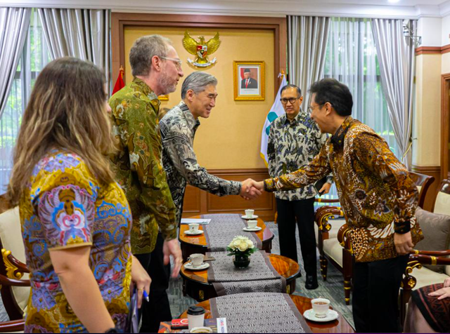 Duta Besar AS untuk Indonesia Sung Y. Kim bersalaman dengan Menkes Budi Gunadi dan USAID, kerja sama memberantas TBC, Juli 2023. Foto: dok usaid.gov/id