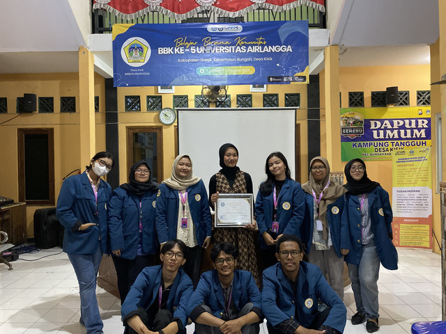 Mahasiswa KKN-BBK5 Desa Kisik Universitas Airlangga bersama dengan Jazirotus Sakinah (Pemateri Public Speaking). Foto: KKN-BBK5 Desa Kisik Universitas Airlangga