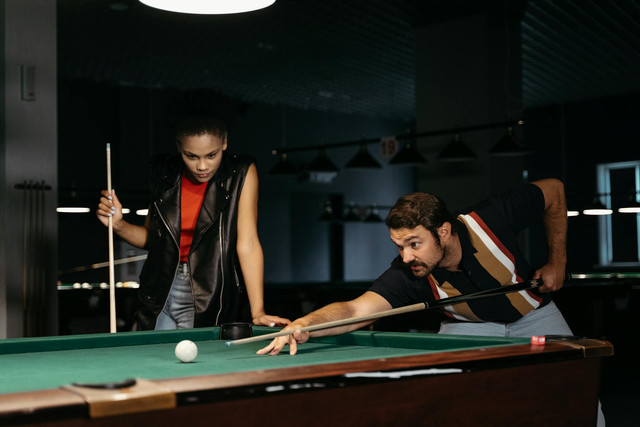 Ilustrasi apakah billiard bisa main 3 orang. Pexels/MART PRODUCTION