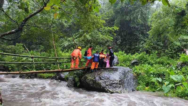 BPBD Kabupaten Jepara, Jawa Tengah, bersama tim gabungan melakukan evakuasi salah satu korban selamat bencana tanah longsor di Desa Tanjung, Kecamatan Pakisaji, Jepara, Rabu (29/1/2025). Foto: ANTARA/HO-BPBD Jepara