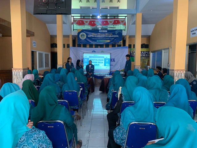 Program Kerja Digitalisasi UMKM yang dihadiri pelaku UMKM dan anggota PKK. Foto: KKN-BBK5 Desa Kisik Universitas Airlangga