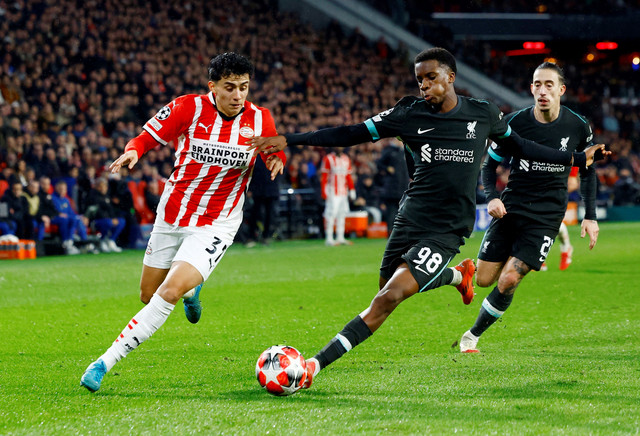 Duel Richard Ledezma & Trey Noni saat PSV Eindhoven vs Liverpool dalam laga Fase Liga matchday 8 Liga Champions 2024/25 di Philips Stadion, Belanda, Kamis (30/1) dini hari WIB. Foto: REUTERS/Piroschka Van De Wouw