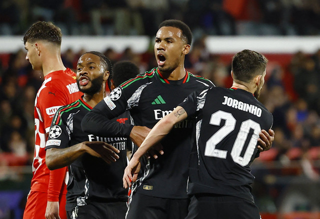 Selebrasi Raheem Sterling, Gabriel Magalhaes, Jorginho saat Girona vs Arsenal dalam laga Fase Liga matchday 8 Liga Champions 2024/25 di Estadi Montilivi, Spanyol, Kamis (30/1) dini hari WIB. Foto: REUTERS/Albert Gea