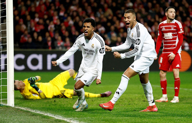 Selebrasi Rodrygo Goes & Kylian Mbappe saat Brest vs Real Madrid dalam laga Fase Liga matchday 8 Liga Champions 2024/25 di Stade de Roudourou, Prancis, Kamis (30/1) dini hari WIB. Foto: REUTERS/Gonzalo Fuentes