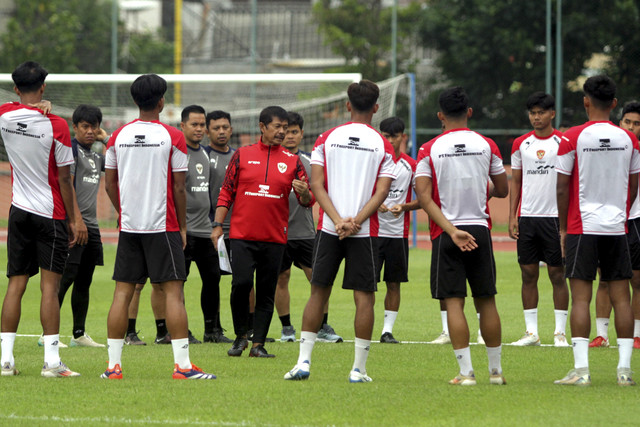 Pelatih Timnas Indonesia U-20 Indra Sjafri (ketiga kiri) memberikan arahan kepada sepak anak asuhnya pada sesi latihan resmi di Lapangan THOR, Surabaya, Jawa Timur, Rabu (29/1/2025). Foto: Umarul Faruq/ANTARA FOTO