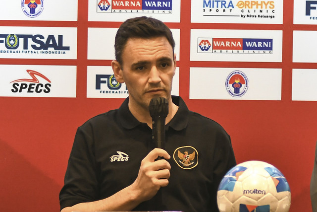 Pelatih Timnas Futsal Indonesia Hector Souto menyampaikan keterangan saat konferensi pers Indonesia Futsal 4 Nations World Series di Cikini, Jakarta Pusat, Rabu (29/1/2025). Foto: Fakhri Hermansyah/ANTARA FOTO