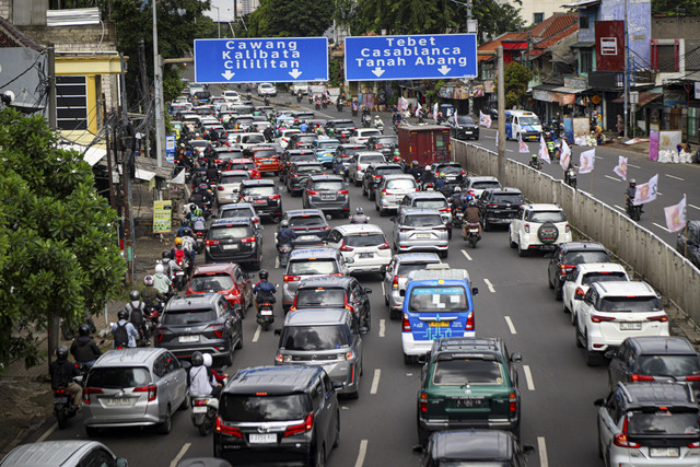 Sejumlah kendaraan terjebak kemacetan di jalan Basuki Rachmat, Jakarta Timur, Kamis (30/1/2025). Foto: Iqbal Firdaus/kumparan