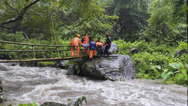 Petugas mengevakuasi korban longsor Jepara.  Foto: Istimewa