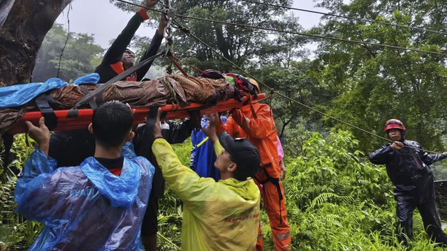 Petugas saaat menyelamatkan dua remaja yang terkena longsor saat berkemah di Jepara.  Foto: Istimewa