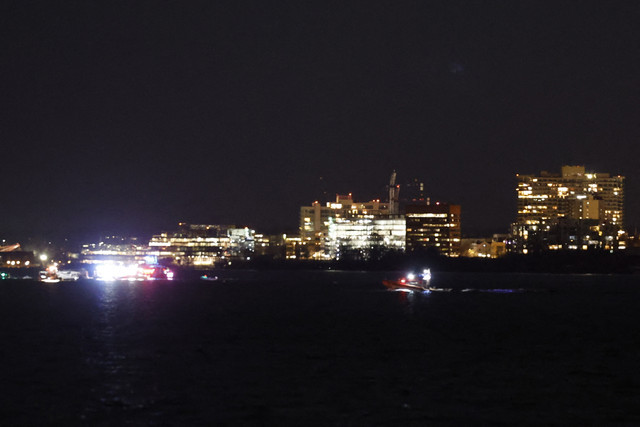 Lampu-lampu dari kendaraan darurat terlihat di Bandara Nasional Reagan di Washington, DC, setelah kecelakaan udara di dekat Sungai Potomac pada tanggal 29 Januari 2025.  Foto: TING SHEN/AFP