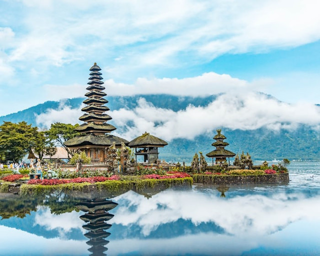 Cafe Bernuansa Bali di Malang  (Foto hanya ilustrasi, bukan kafe sebenarnya) Sumber: unsplash/ Guillaume Marques