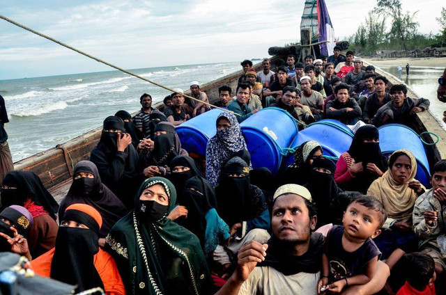 Sebelum direlokasi ke daratan, sebanyak 76 orang etnis Rohingya sempat bertahan sekitar enam jam di atas kapal kayu yang membawanya. Kapal mereka dilaporkan kandas di perairan di Pantai Leuge, Kecamatan Peureulak, Kabupaten Aceh Timur, Aceh, Rabu (29/01) siang.