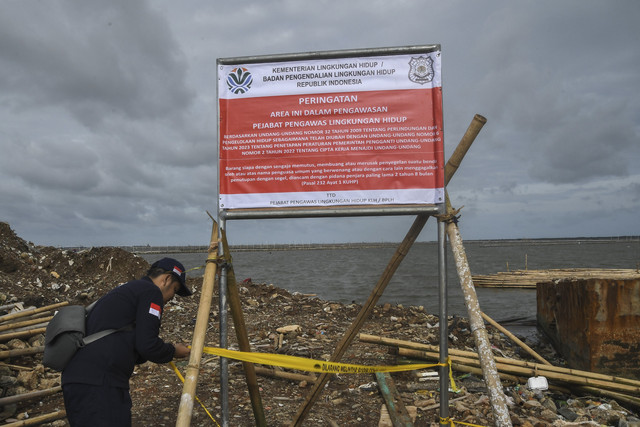 Petugas Direktorat PPSA LHK Kementerian Lingkungan Hidup dan Kehutanan memasang garis larangan melintas di area proyek pagar laut yang disegel di Pesisir Tarumajaya, Desa Sesa Segarajaya, Kabupaten Bekasi, Jawa Barat, Kamis (30/1/2025). Foto: Fakhri Hermansyah/ANTARA FOTO