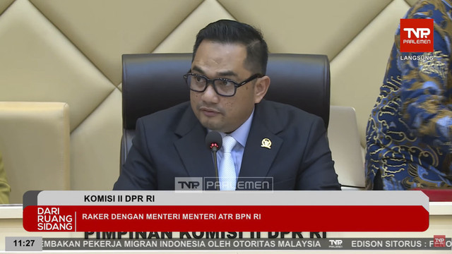 Ketua Komisi II DPR RI Rifqinizamy Karsayuda mengikuti Rapat Kerja dengan Komisi II DPR RI di Kompleks Parlemen, Senayan, Jakarta, Kamis (30/1/2025). Foto: Youtube/ TVR Parlemen