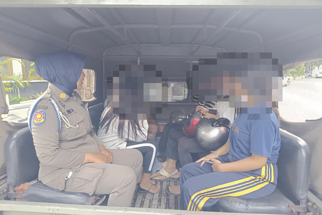 Satpol PP Surabaya mengamankan tiga enam remaja perempuan sedang berkelahi di depan Kantor Pemerintah Kota (Pemkot) Surabaya, Jalan Jimerto, Surabaya.  Foto: Dok. Satpol PP Surabaya