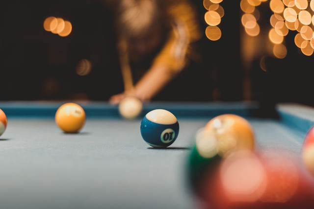 Ilustrasi Tips Jago Main Billiard, Foto:Unsplash/Christian Wiediger